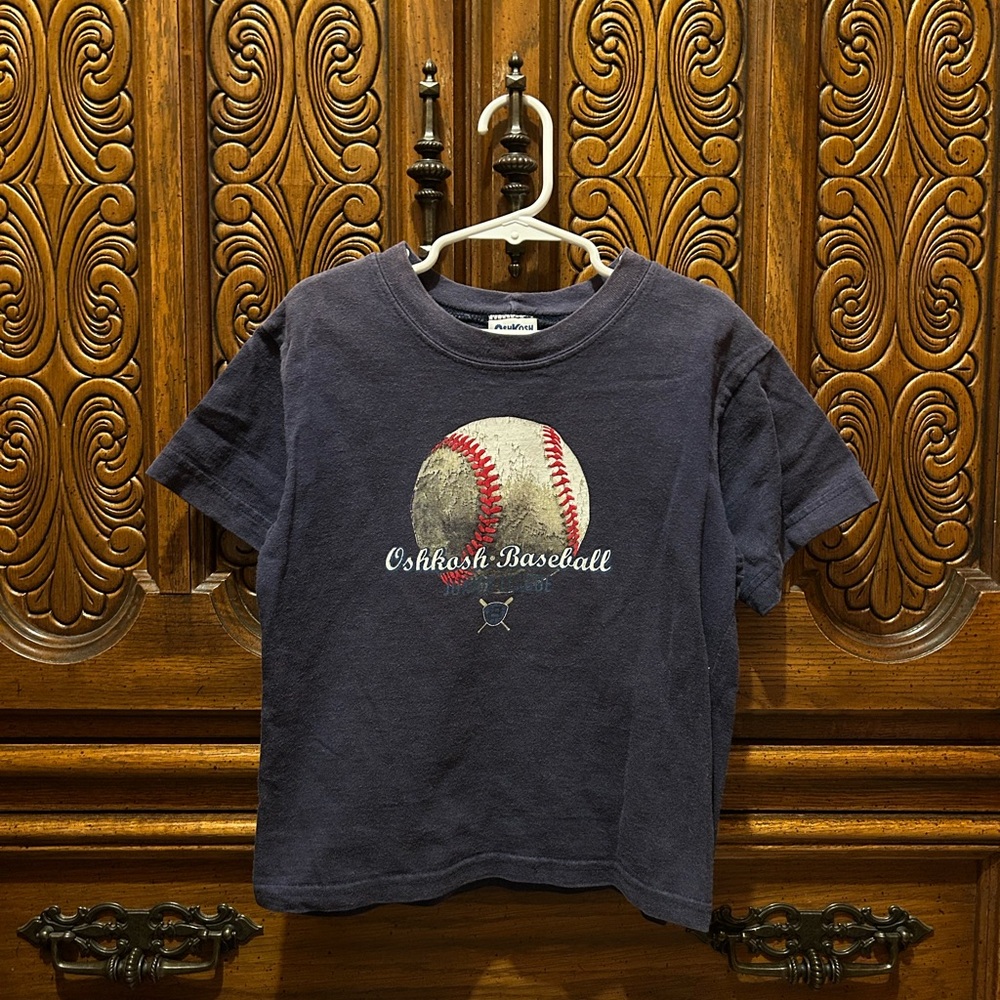 Vintage Oshkosh baseball graphic t shirt
